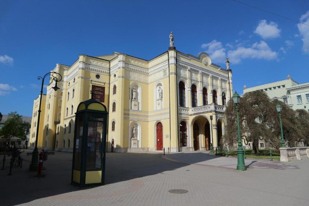 Gabica Apartman Debrecen Exteriör bild